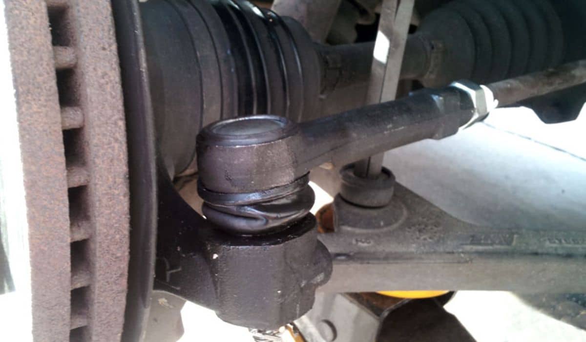 You are currently viewing Signs of Trouble: Identifying Symptoms of a Failing Inner Tie Rod